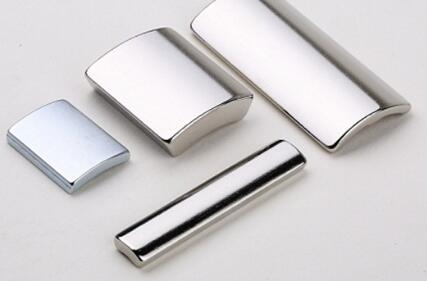 電機內部的磁鐵有弧形和方形，它們之間有什么區別?